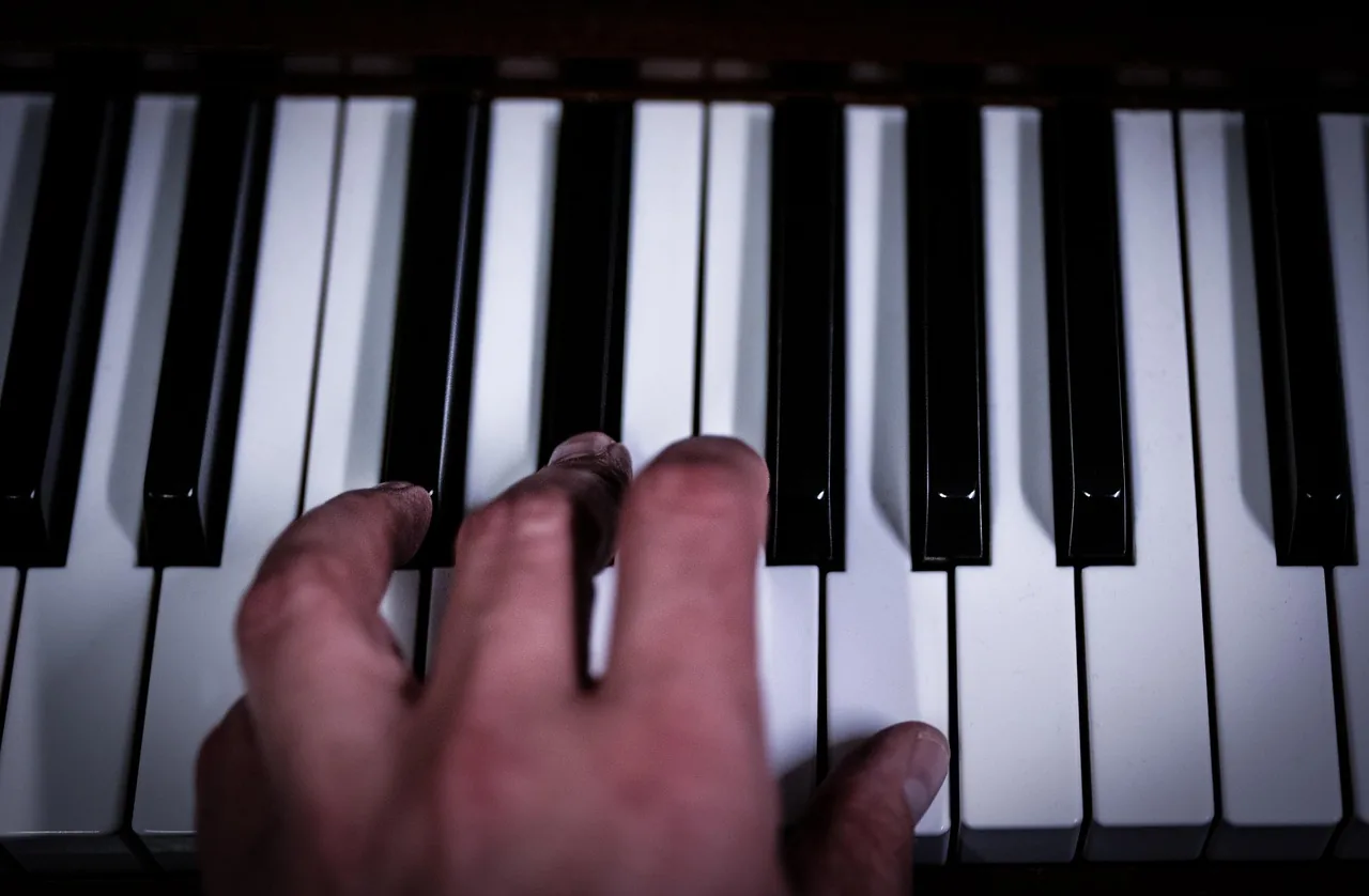 Clavier de piano joué en gros plan Clavier de piano joué en gros plan