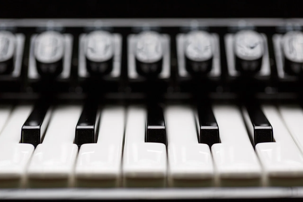 Clavier électronique blanc avec commandes Clavier électronique blanc avec commandes