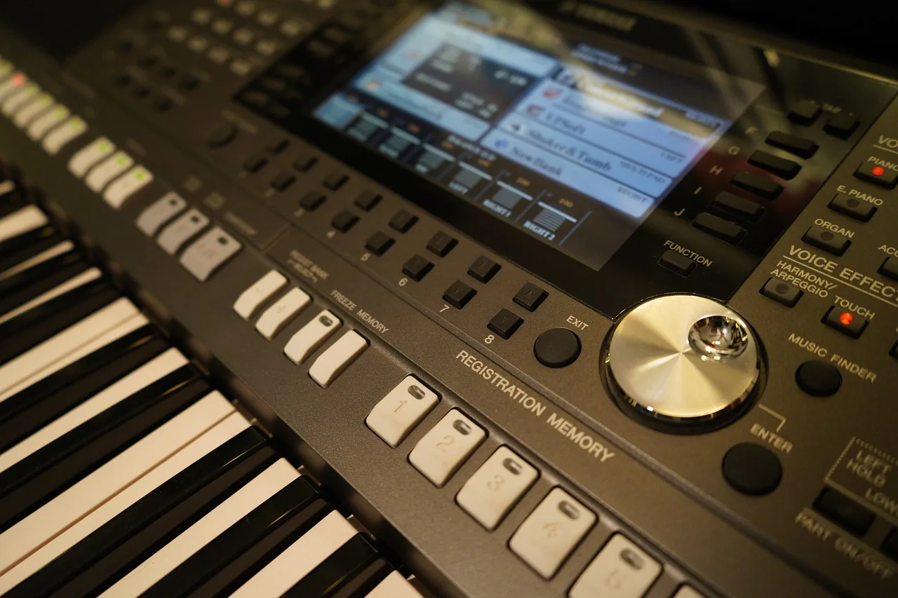 Digital piano keyboard with a screen Digital piano keyboard with a screen