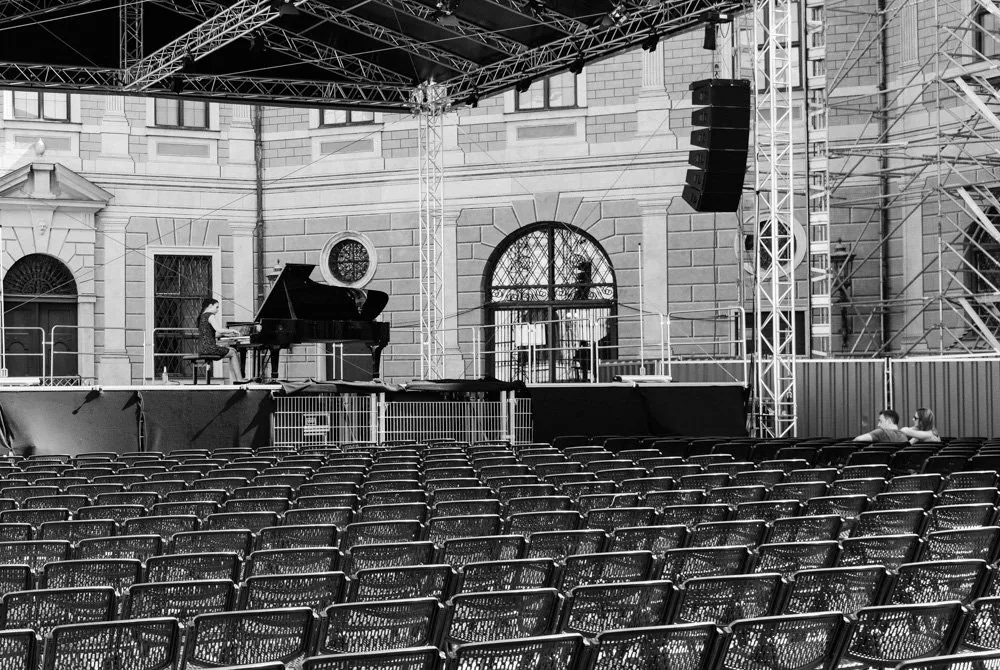Pianiste en répétition sur scène Pianiste en répétition sur scène