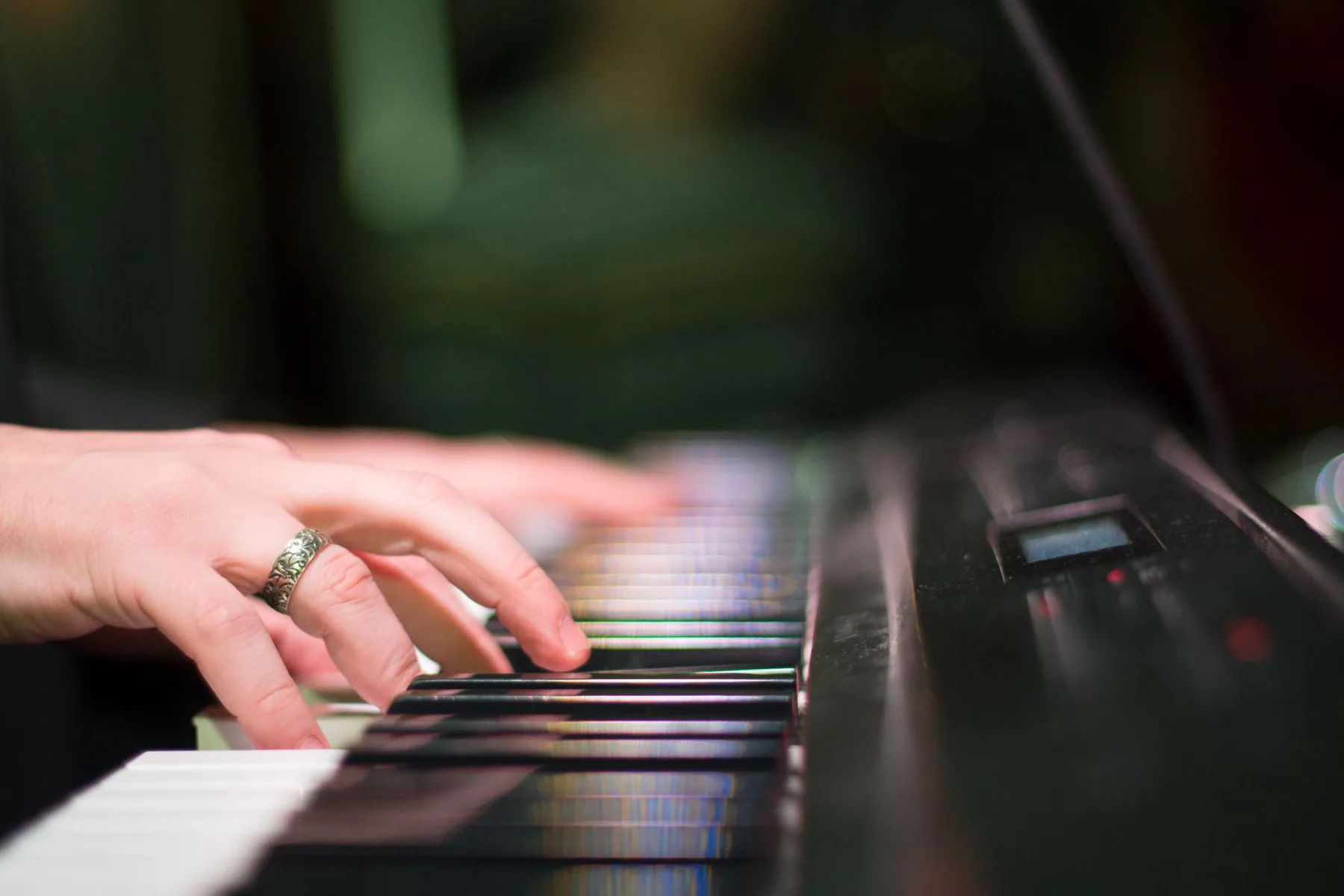 Pianiste jouant sur un piano numérique Pianiste jouant sur un piano numérique