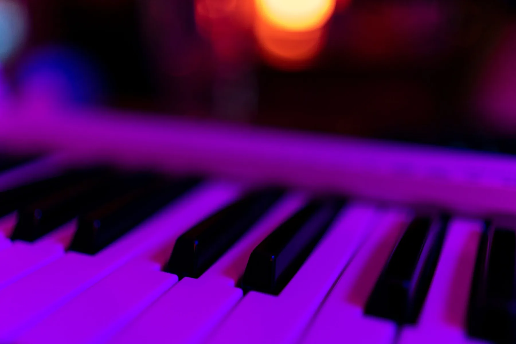 Clavier de piano numérique sous néons