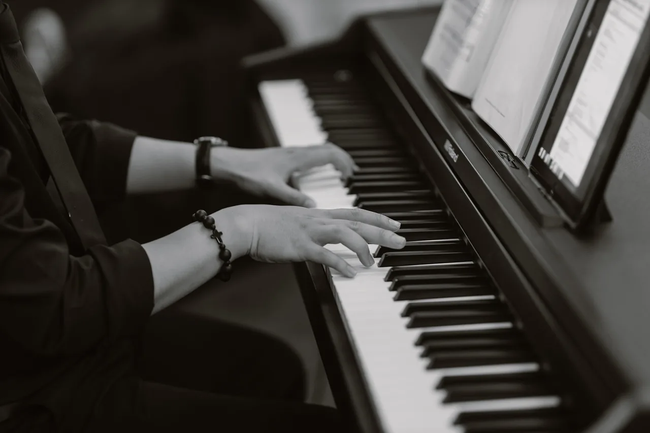 Pianiste jouant sur un piano numérique