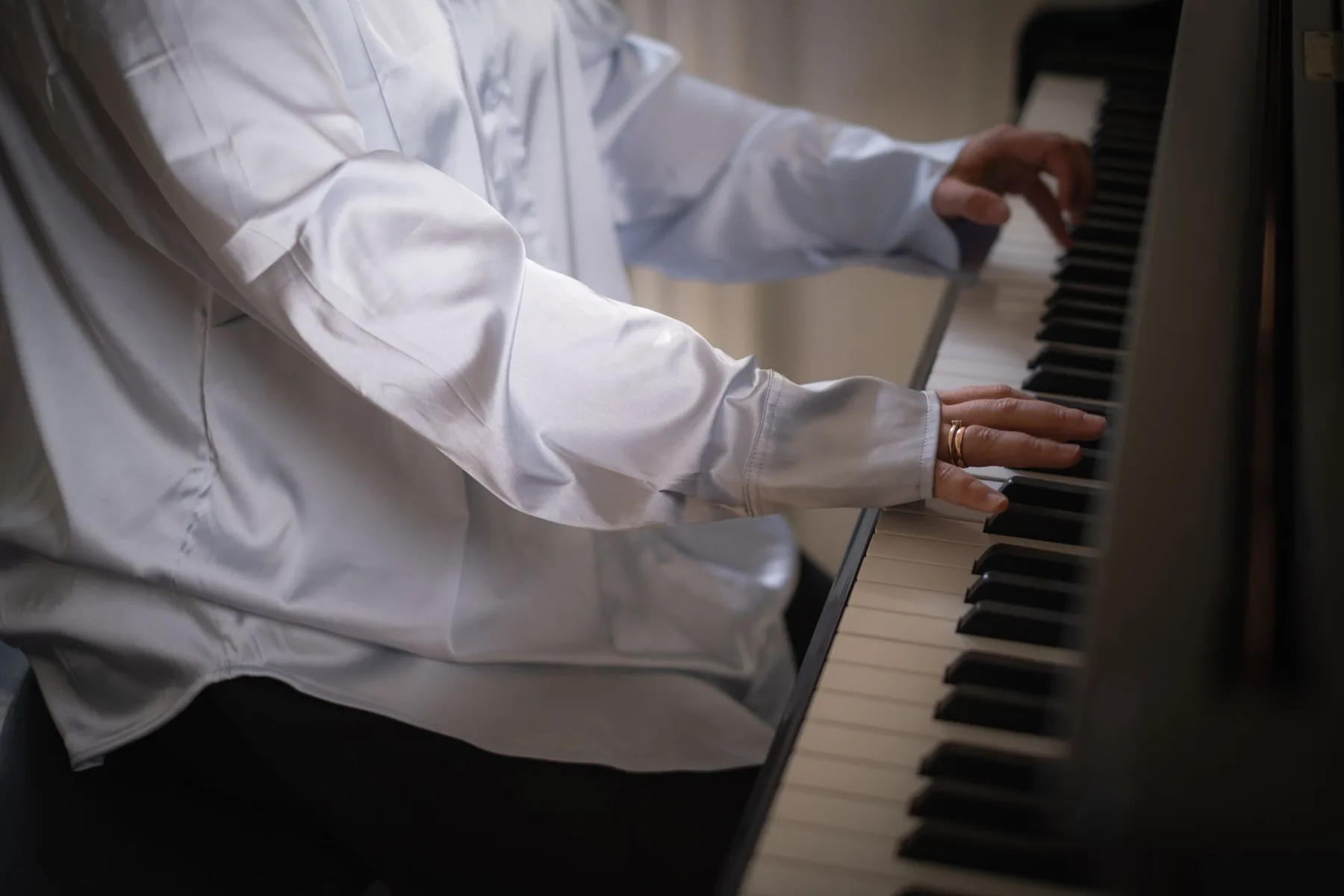 Pianiste jouant sur un piano numérique