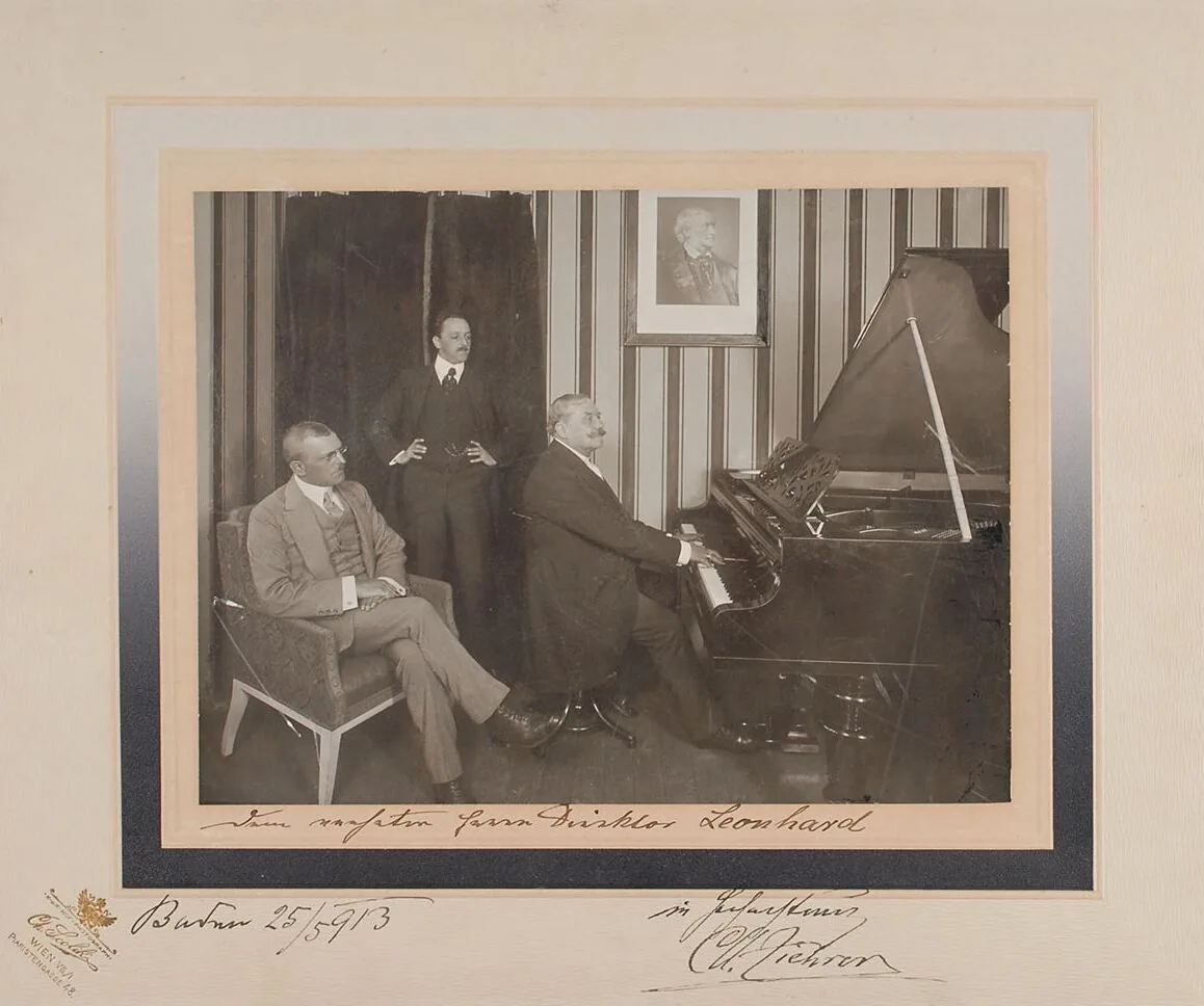 Pianiste devant un piano historique Pianiste devant un piano historique