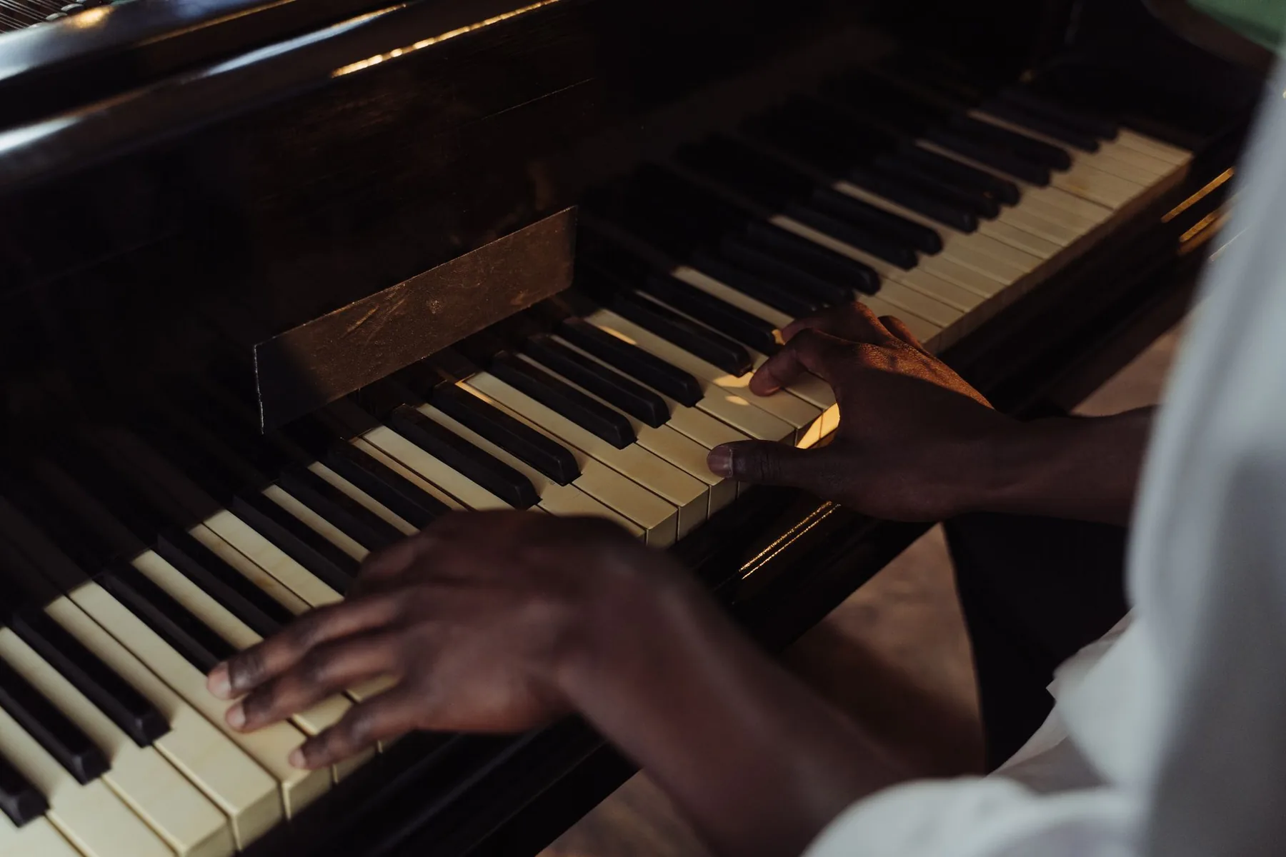 Pianiste jouant sur un clavier Pianiste jouant sur un clavier